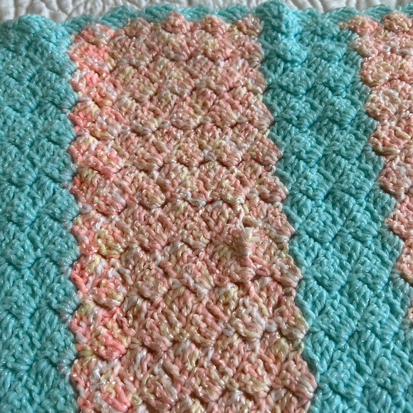 Hand made crochet baby blanket - Picture 4 of 8